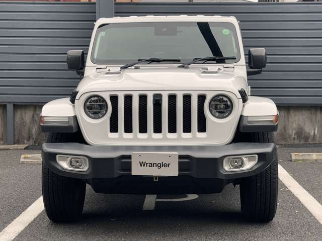 Jeepの象徴7スロットグリルがインパクトあります。フロントにも障害物センサーを標準装備しております。