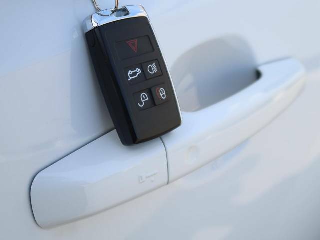 【キーレスエントリー】バッグやポケットからキーを取り出すことなく車にアクセスして、ロックとアラームを設定できます。　毎日の利便性をさらに高める機能です。