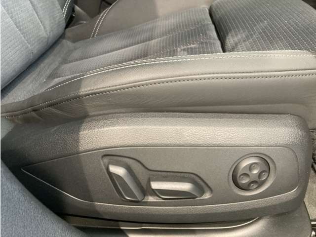 適度な硬さで長時間の運転でも疲れにくいシート設計です。