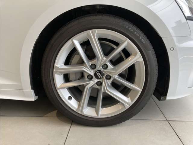 ここではお伝えしきれない装備や車両状態などの詳細をメールにてご説明させて頂きます。無料の《在庫お問合せ・お見積》ボタンをクリック頂くと、回答メールがお客様の元に届けられます！