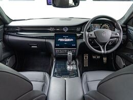 インテリアは12方向電動調整式フロントシート、ブラックピアノインテリアトリム、シートヒーター＆ベンチレーションが装備され、スポーティーな走りの楽しみと快適性を両立。