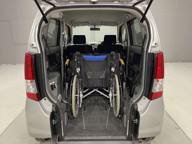 福祉装置の修理や点検メンテナンスも行います。福祉車両整備資格を取得した専門スタッフがご購入後もサポート。遠方の方には、福祉車両取扱士の資格を持つ近隣の整備工をご紹介いたします。