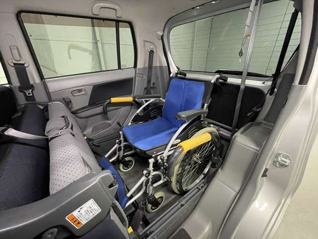 ※車イス・ストレッチャーは車両には付いていません。