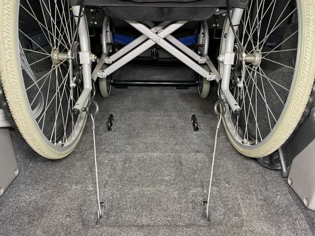 清掃には一切の妥協をしません。福祉装置は分解し清掃を実施。全車両、車専用業務用消臭・除菌剤を使用し、消臭・除菌を行っております。