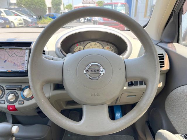 インテリアに合わせたデザインのステアリングは、運転される方のことも考え、運転しやすい形状、大きさです。是非一度、実際に触ってお確かめください。