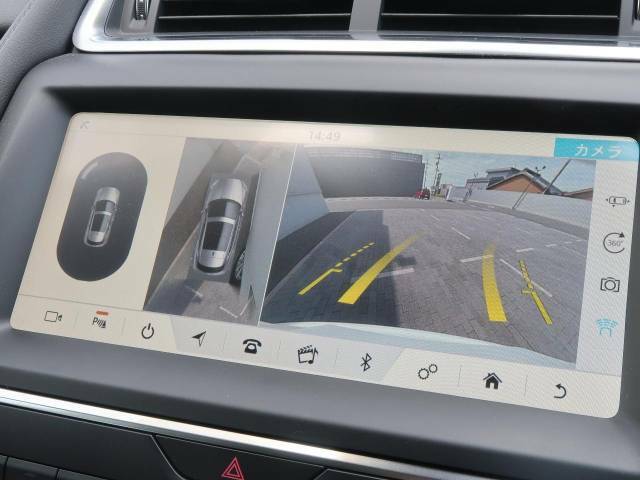 【全周囲カメラとセンサー】は狭い場所でも安心して駐車できるようにサポート。タッチスクリーンの表示と音で障害物との距離を確認できます。車幅感覚に慣れていない方や駐車の苦手な方には必見の装備といえます♪【
