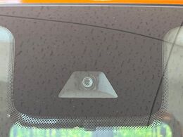 【インテリジェントエマージェンシーブレーキ】フロントカメラで前方の車両や歩行者を検知。衝突しそうな時は衝突被害軽減ブレーキが作動、衝突回避をサポート。より安全にドライブをお楽しみいただけます。