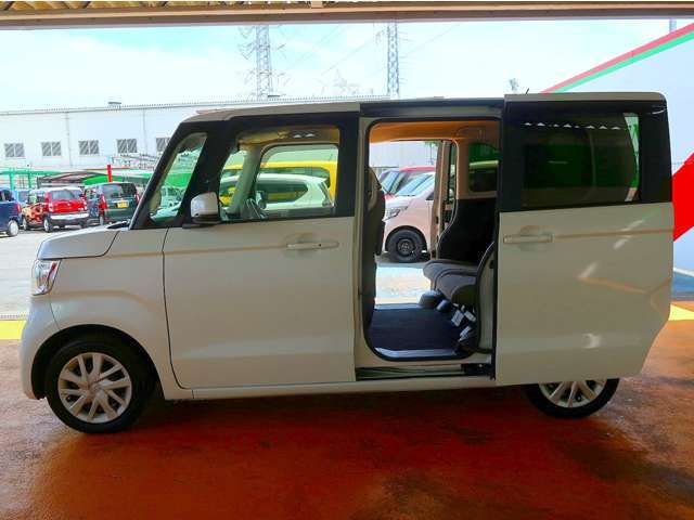 スライドドアで乗降りラクラクっ！狭い駐車スペースでの乗降りも問題なくできます！ドア開閉の際に不注意で隣のクルマにぶつけることもなくなります！