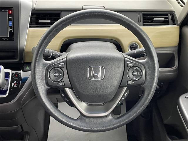 【ステアリング】軽い力で扱いやすいハンドルです。目立つ傷やスレなどなく綺麗な状態です！除菌プランいれていただくとさらに快適に！清潔なお車はお子様にも安心ですね！