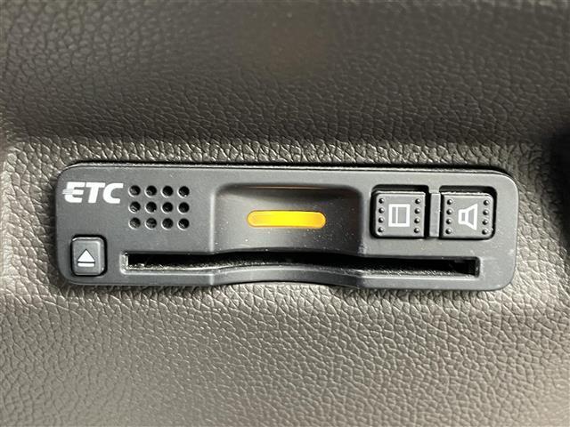 【ETC】有料道路を利用する際に料金所で停止することなく通過できる、ETC車載器（ノンストップ自動料金収受システム機器）が装備されています。セットアップを行うことで利用可能になります。