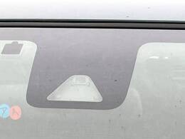 【スマートアシスト】走行中に前方の車両等を認識し、衝突しそうな時は警報とブレーキで衝突回避と被害軽減をアシスト。より安全にドライブをお楽しみいただけます。