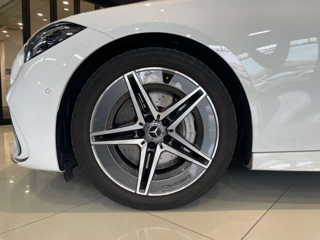 車両は屋内展示しておりますので天候に関係なくごゆっくりコンディションご確認頂けます。車両を倉庫へ保管している場合が御座いますのでご来店前に在庫確認頂けると幸いです。TEL072-784-8800