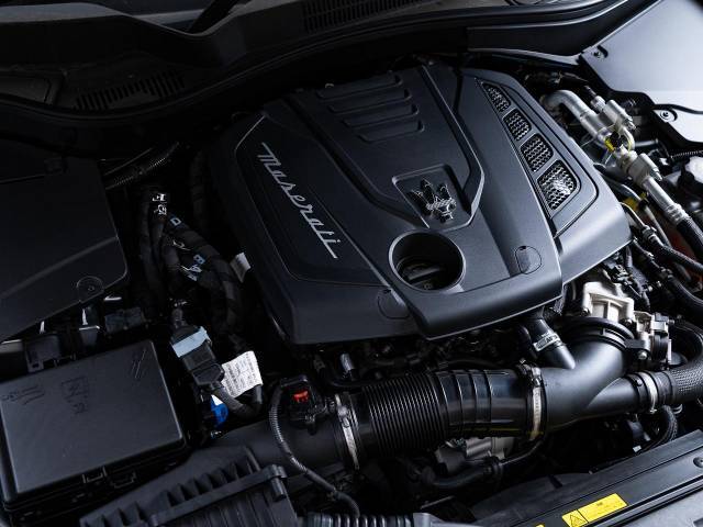 マセラティの新時代の思いが詰まった、2リッター直列4気筒マイルドハイブリッドエンジン。是非店頭でその走りやエギゾーストを、肌で、耳でご体感ください。