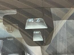 【シティブレーキアクティブシステム】低速走行中に前方の車両等を認識し、衝突しそうな時は警報とブレーキで衝突回避と被害軽減をアシスト。より安全にドライブをお楽しみいただけます。