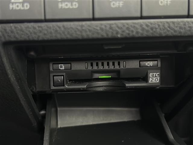 【ETC】有料道路を利用する際に料金所で停止することなく通過できる、ETC車載器（ノンストップ自動料金収受システム機器）が装備されています。セットアップを行うことで利用可能になります。