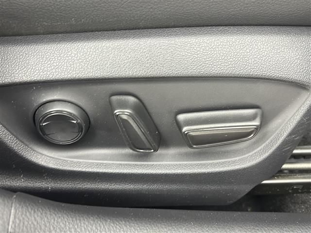 【運転席】座り心地が良いシートなので長時間の運転でも快適にお過ごしいただけます。新品のフロアマットのご注文も可能です。掲載箇所以外にご希望の写真がございましたらお気軽にお問い合わせ下さい。