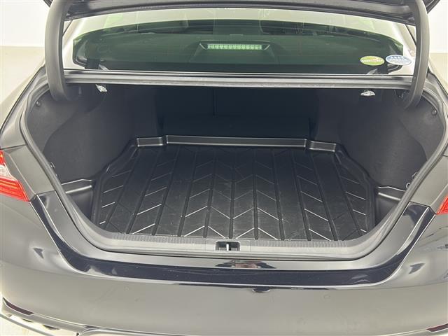 【トランク】積み込みやすくて、たっぷり積める荷室です。シートアレンジできるものは、乗車人数と荷物の量や大きさによってシートを動かすことができるので、より快適なドライブが可能です！