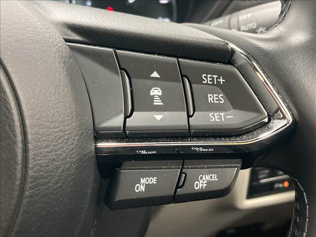 【レーダークルーズコントロール】装備車両です。レーダーやカメラを使って前を走るクルマの状況を検知して速度を調整してくれます。遠距離ドライブの高速道路などでは大活躍で疲労軽減に役立ちます。