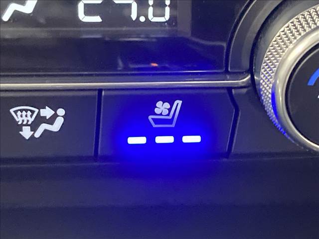【シートヒーター＆シートクーラー】高級車にふさわしい快適装備で、夏場は座面から涼しい風が、冬場は身体の芯からポカポカになりますね。
