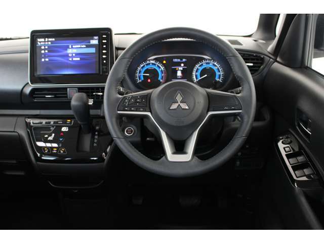 運転席はドライバーの居心地や運転の快適性を左右する大切な場所です。。クリーニング済みで汚れがないので気持ちよく使用して頂けます。