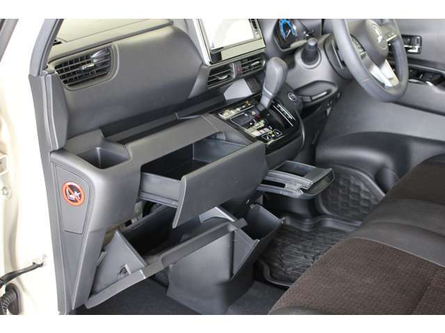 ドリンクホルダーや助手席ポケット、運転席側の小物入れなど多彩な収納が設置されています。常備品に加え、その都度必要なものを入れて自分仕様にアレンジして下さい。