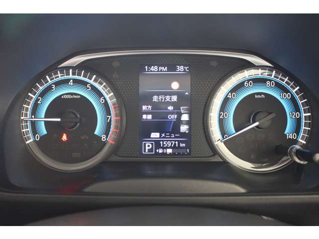 速度計・回転計の2眼式コンビネーションメーター！メーターには燃費や走行情報が表示可能です。