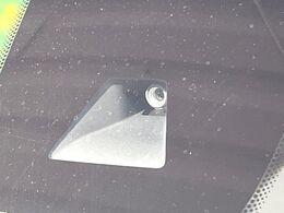 【インテリジェントエマージェンシーブレーキ】フロントカメラで前方の車両や歩行者を検知。衝突しそうな時は衝突被害軽減ブレーキが作動、衝突回避をサポート。より安全にドライブをお楽しみいただけます。