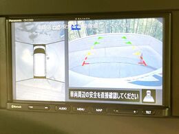 【マルチテレインモニター】車のフロントやサイドのカメラ画像を同時にモニター表示することで、悪路や狭い道を走行時でも周囲の状況確認ができ安心！本格SUVにうれしい装備です♪