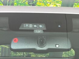 【三菱e-Assist】走行中に前方の車両等を認識し、衝突しそうな時は警報とブレーキで衝突回避と被害軽減をアシスト。より安全にドライブをお楽しみいただけます。