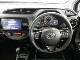 高いホールド性で運転姿勢が安定します。長距離ドライブでも疲れにくいのが魅力です。快適なドライビングライフをお送りください♪