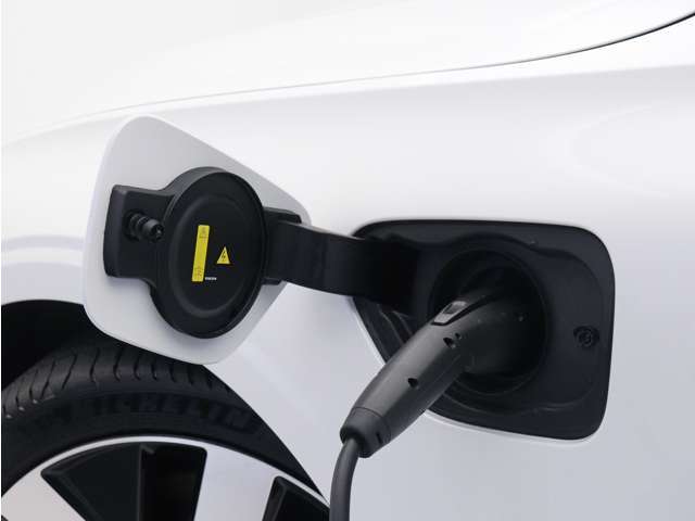 専用コードを接続するだけで簡単に充電が行えます。プラグインハイブリッドモデルT6 AWD PHEVは、走行中の充電のほか、自宅などに設置された充電機器からの充電が可能です。