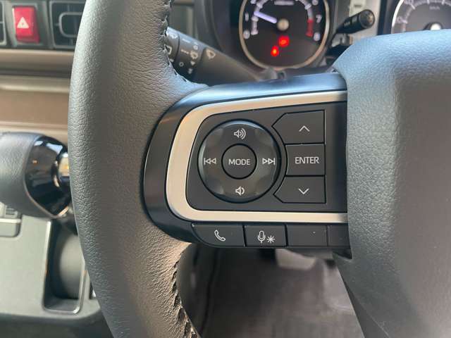 ステアリングリモコンでナビに直接タッチしなくても操作可能です♪