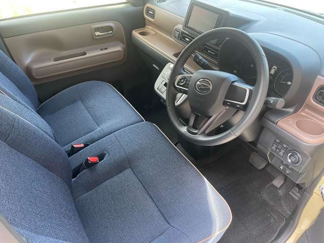 ベンチシートで運転席の空間もゆったり♪