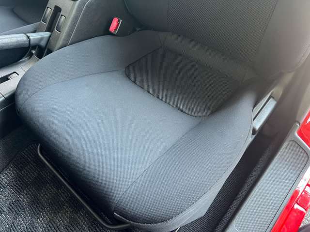 後部座席も当然キレイで清潔に仕上げております。内装のキレイなお車は気持ちが良いですし、コンディションの良い車が多いです。以前のユーザーが丁寧に使っていた証拠です。