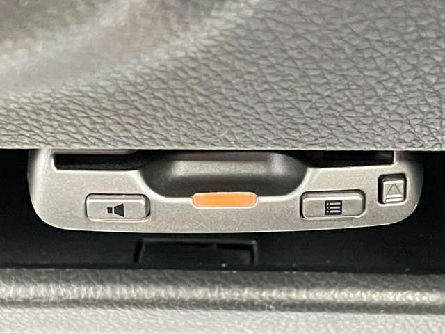 広い店内でお車を見ていただくことが出来ます！雨の日でも確認出来ます！！キッズスペース完備、テレビも映るのでお子様を退屈させません！！