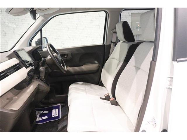 体格に合わせてシートの位置をきめ細かく調節できるので、いつでも最適な運転姿勢をキープ。操作も軽く、ラクラクです