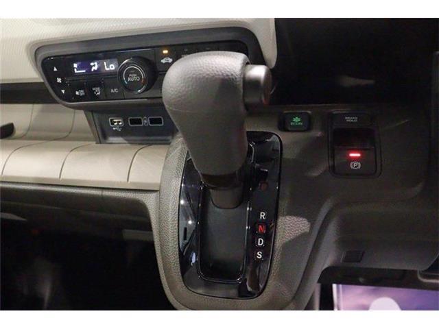 ステアリングホイールからスムーズに持ちかえられるインパネシフトを採用。シフトノブをコンパクト化し、女性でも操作しやすいサイズです