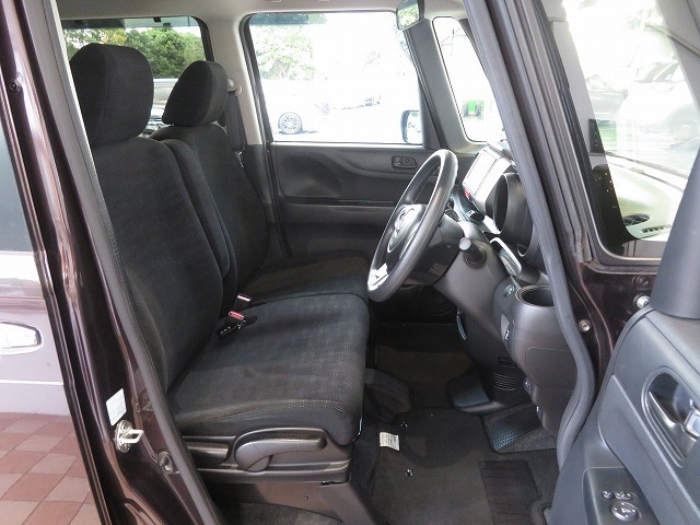 フロントシートはベンチシートタイプ♪　センターには格納式アームレストも付き！！室内空間は広々で移動も楽々です♪狭い駐車空間など助手席ドアから出たい時にも大変便利です♪