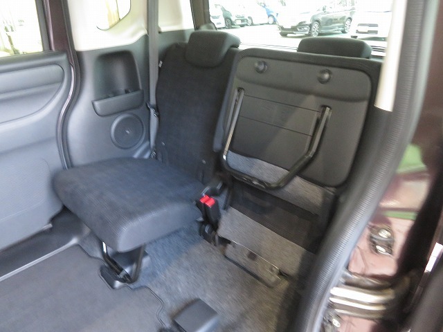 チップアップ＆ダイブダウン機構付きリアシート♪リア席の座面を跳ね上げると横にしたくない荷物を積み込める荷室には早変わり♪♪多彩な収納アレンジが可能です♪♪