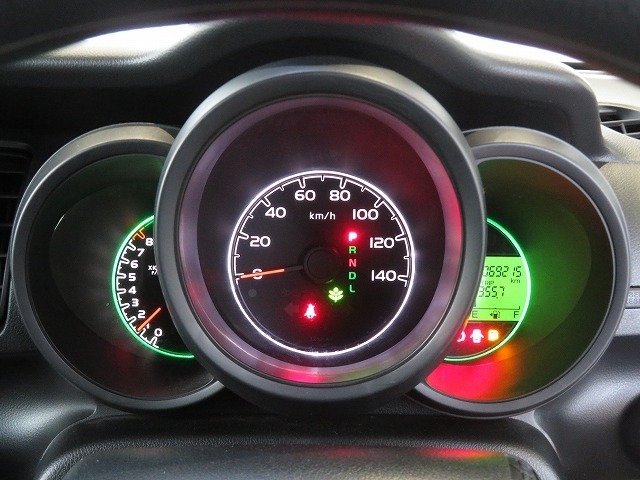 スピードメーターを中心に置いた常時点灯式3眼メーター♪もちろん視認性に優れています◎