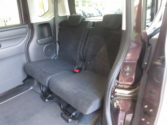 リアシートは同乗者の足元空間もしっかりキープ♪十分な高さで広々とした空間☆後席にお座りの方もゆったりお座りいただけます！リアドアを開けると低床フロアが広がります♪乗り降りのしやすさにもこだわりを☆