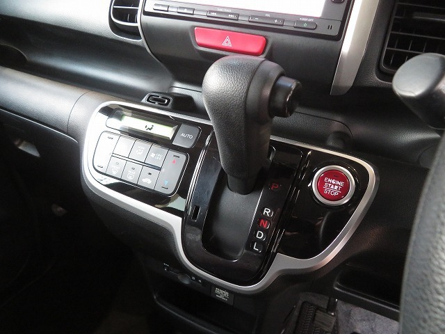 インパネシフトでフロントシートの足元もスッキリお使い頂けます！！パーキングブレーキは室内空間を有効に活用できるフットブレーキを採用♪