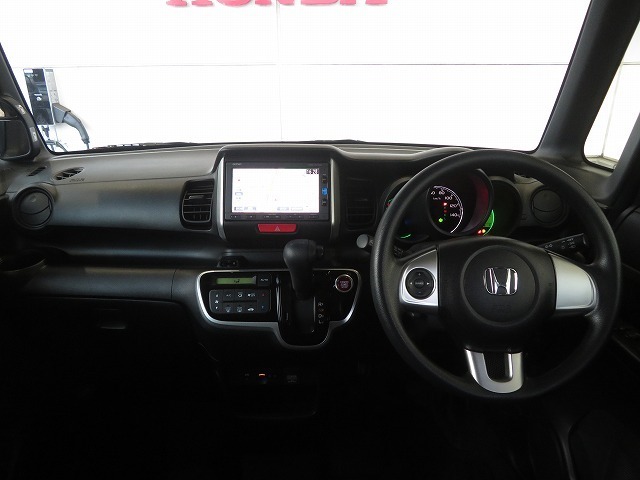 デザイン性はもちろん安全面もしっかり追求されたインパネ周り☆ガラスエリアも広く運転席からの視界も良好です◎