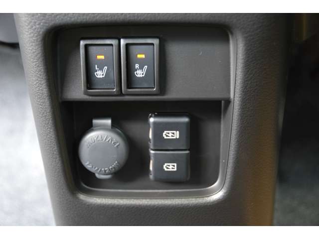 USB電源ソケット2個付き！運転席、助手席には座面が温かくなるシートヒーター付き！さらに、後席の足元に温風を送り込むリヤヒーターダクトも装備して、寒い日でも室内全体を暖かくキープします＾＾