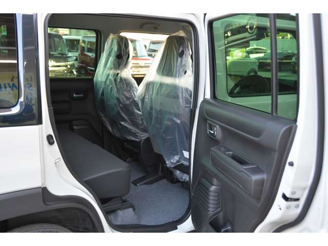 リアシートも足元ゆったりです！普通車より広いかも♪お問い合わせは079-280-1118、カーズカフェ　カーベル姫路東までお気軽にお電話ください＾＾