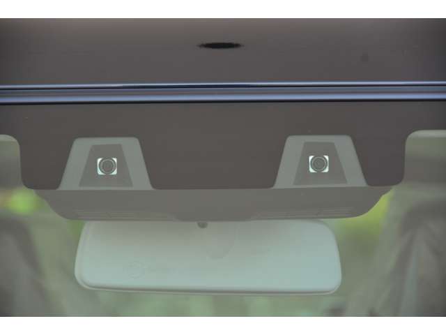 デュアルカメラブレーキサポート付き！フロントガラスに設置した「ステレオカメラ」が、先方の車や人を検知♪夜間の検知にも優れ、万一の危険を察知し、自動（衝突被害軽減）ブレーキなどで衝突回避をサポートします