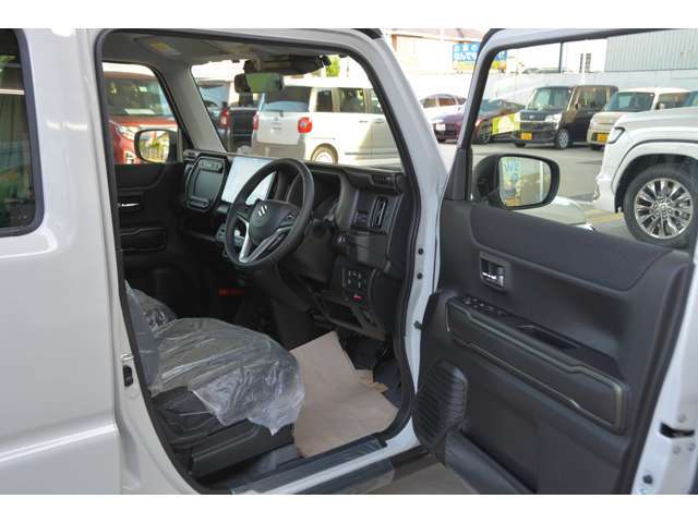 運転席の足元もゆったり＾＾快適です♪　https：//carscafe-carbell.com　カーズカフェ公式ホームページもご覧ください。　「　カーズカフェ　」　で検索！
