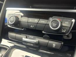 ●デュアルオートエアコン：運転席・助手席それぞれで温度設定が可能な独立式オートエアコンを標準装備しております！