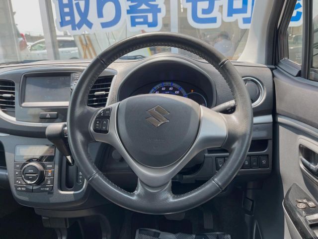 インテリアに合わせたデザインのステアリングは、運転される方のことも考え、運転しやすい形状、大きさです。是非一度、実際に触ってお確かめください。