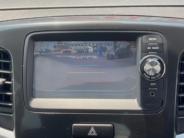 【バックカメラ】駐車時に後方がリアルタイム映像で確認できます。大型商業施設や立体駐車場での駐車時や、夜間のバック時に大活躍！運転スキルに関わらず、今や必須となった装備のひとつです！